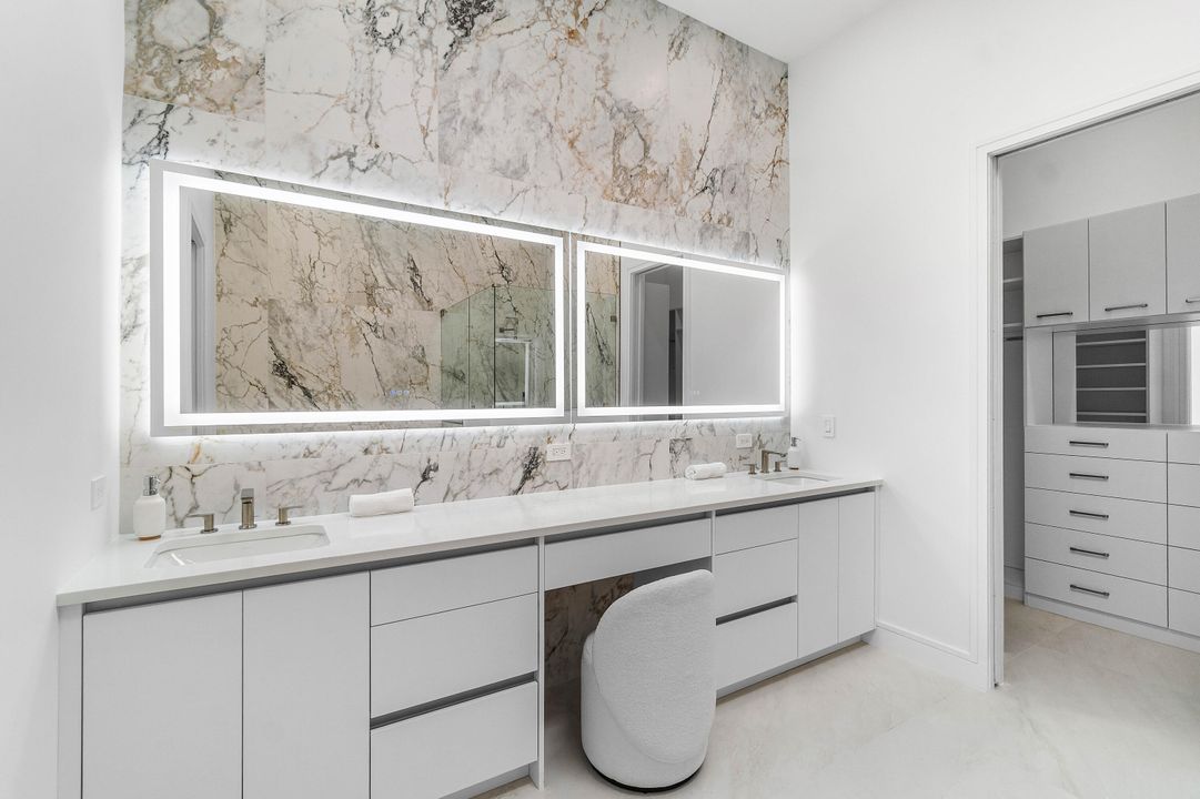 合同活跃: $899,000 (3 贝兹, 3 浴室, 2343 平方英尺)