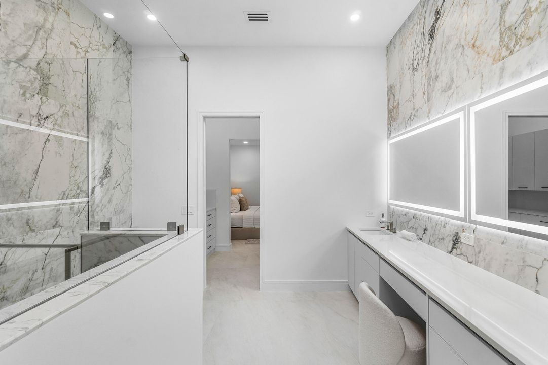 合同活跃: $899,000 (3 贝兹, 3 浴室, 2343 平方英尺)