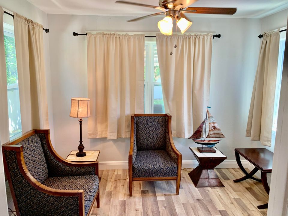 合同活跃: $2,850 (3 贝兹, 1 浴室, 936 平方英尺)