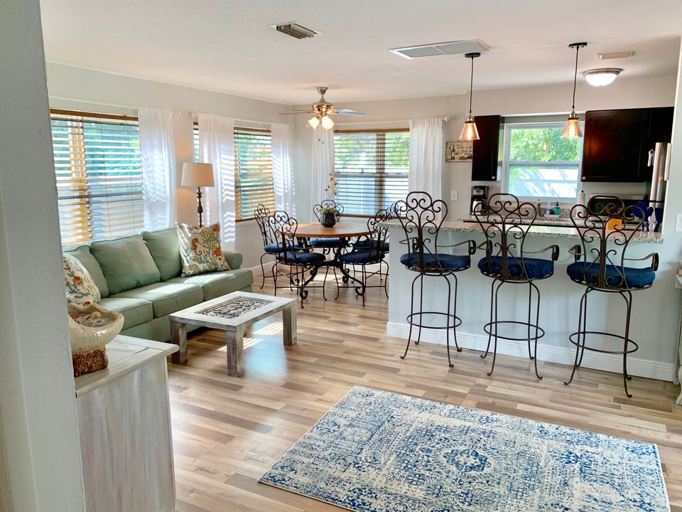 合同活跃: $2,850 (3 贝兹, 1 浴室, 936 平方英尺)