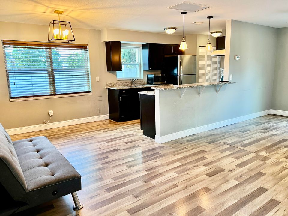 合同活跃: $2,850 (3 贝兹, 1 浴室, 936 平方英尺)