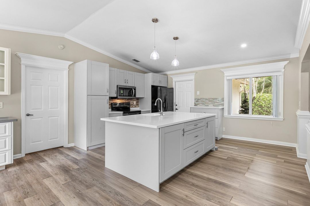 For Sale: $574,999 (3 beds, 2 baths, 1300 Square Feet)