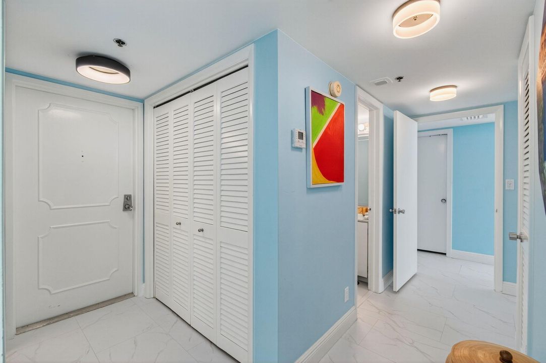 待售: $699,900 (2 贝兹, 2 浴室, 1372 平方英尺)