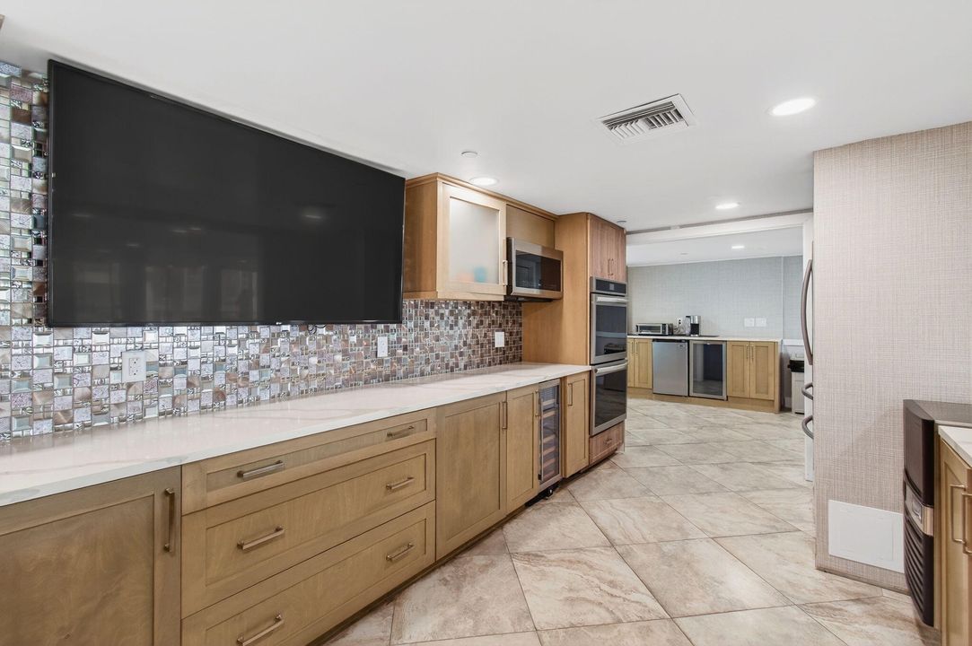 待售: $699,900 (2 贝兹, 2 浴室, 1372 平方英尺)