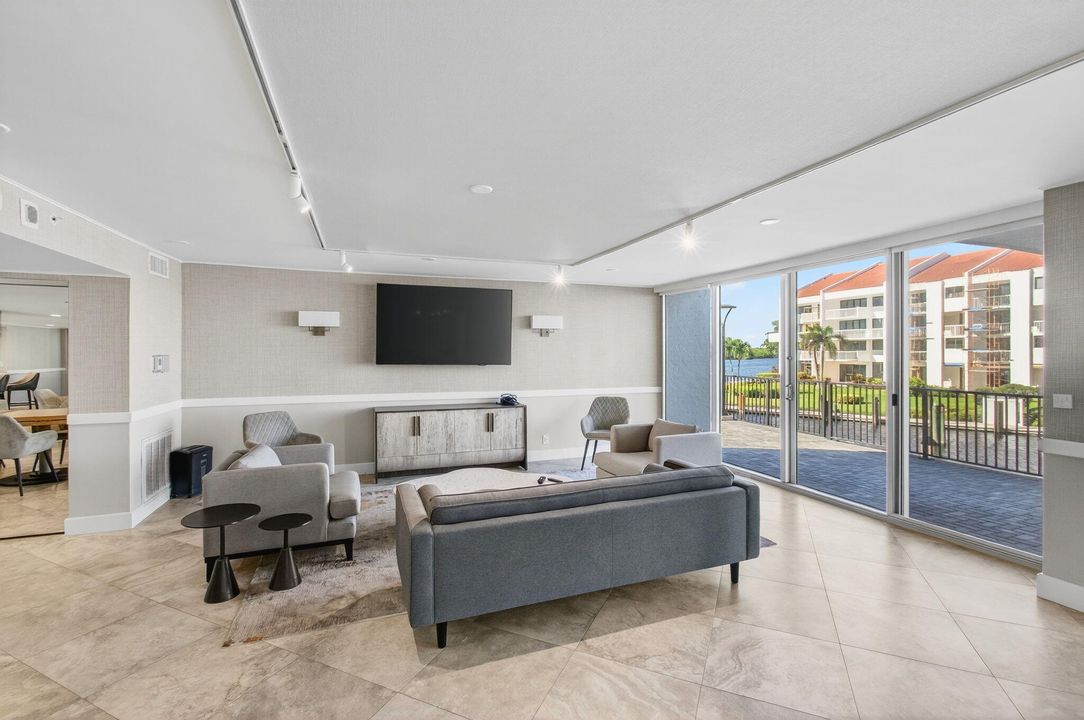 待售: $699,900 (2 贝兹, 2 浴室, 1372 平方英尺)