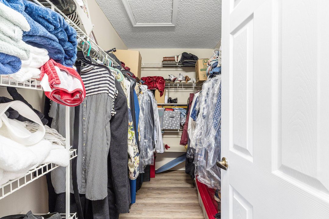 For Sale: $574,999 (3 beds, 2 baths, 1300 Square Feet)