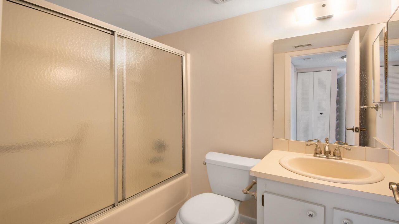 Active With Contract: $119,900 (2 beds, 2 baths, 790 Square Feet)