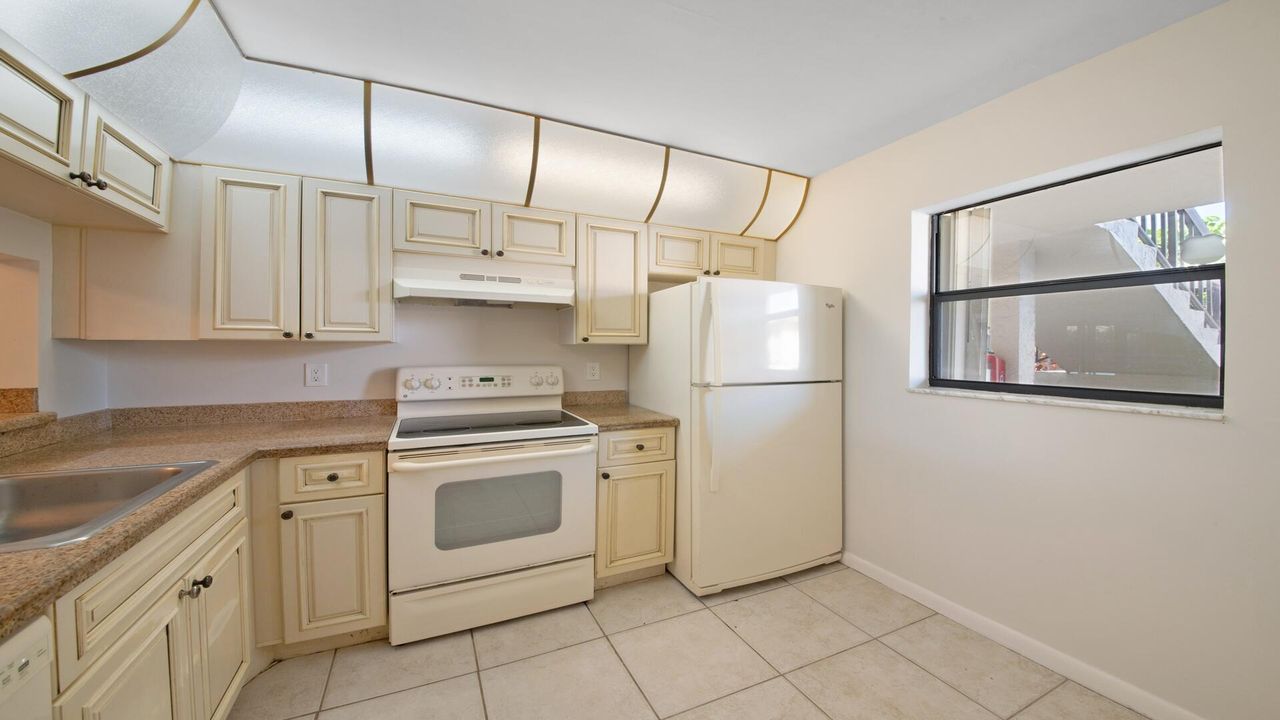 Active With Contract: $119,900 (2 beds, 2 baths, 790 Square Feet)