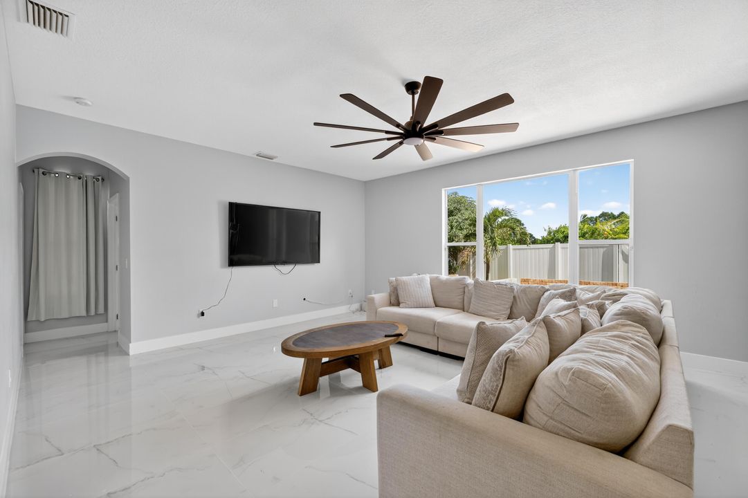 Под контрактом: $570,000 (5 спален, 3 ванн, 2889 Квадратных фут)