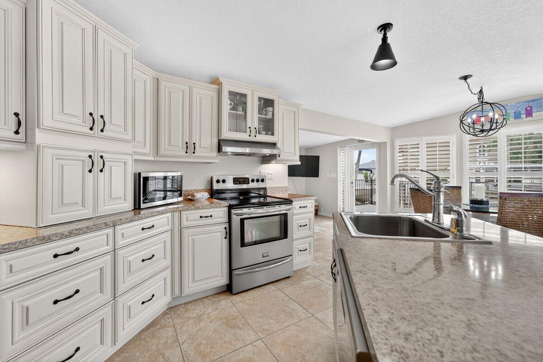 For Sale: $369,990 (1 beds, 2 baths, 671 Square Feet)