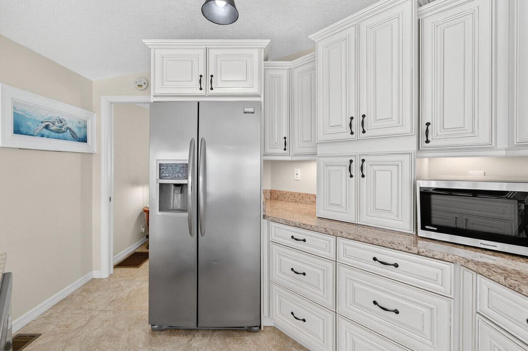 For Sale: $369,990 (1 beds, 2 baths, 671 Square Feet)