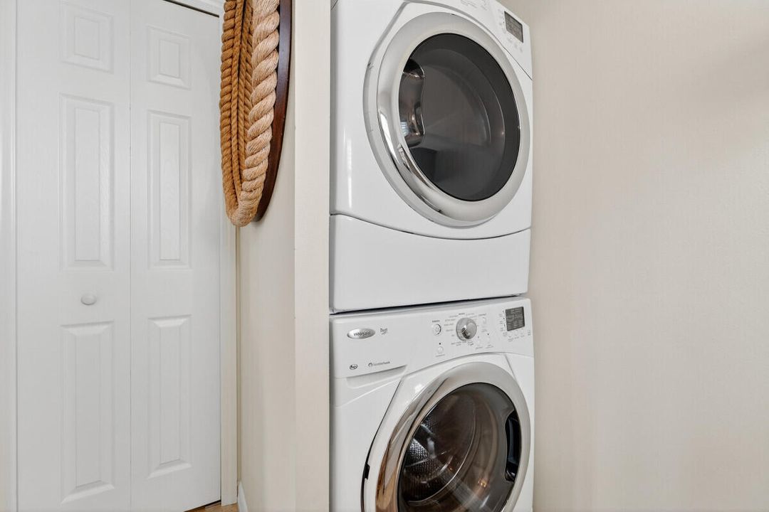 For Sale: $369,990 (1 beds, 2 baths, 671 Square Feet)