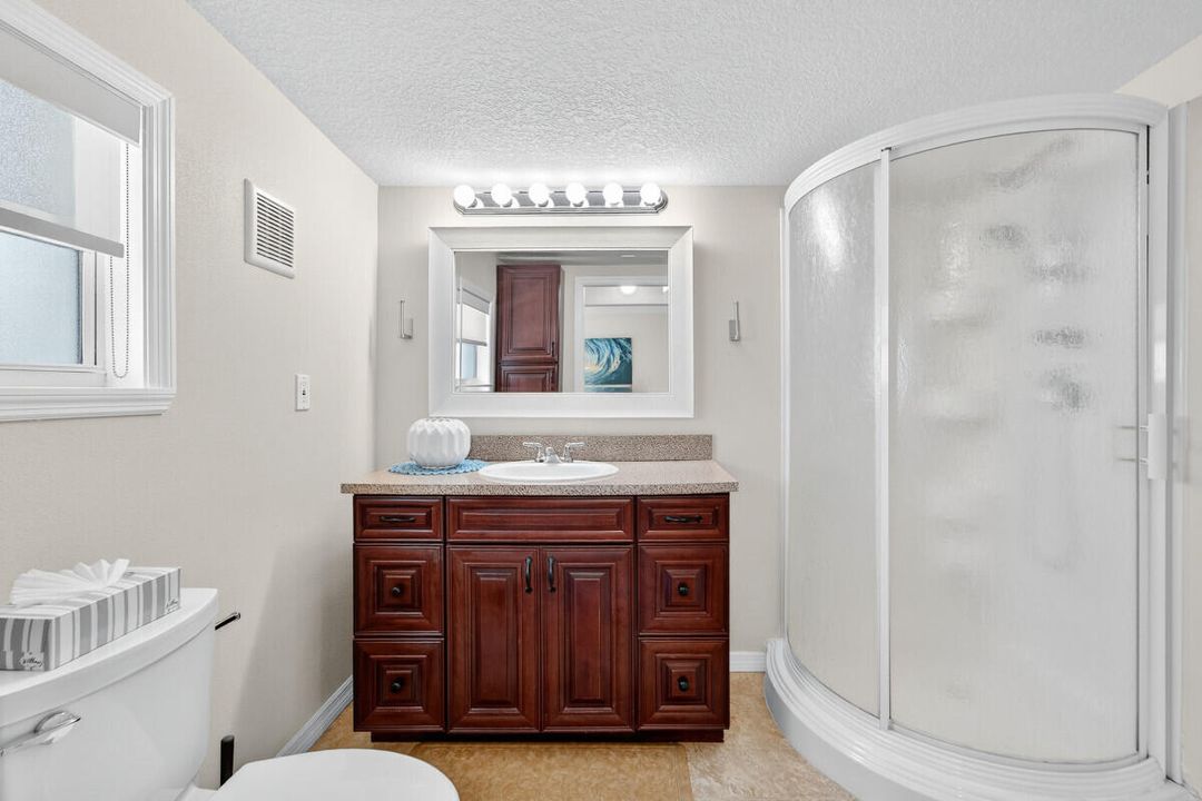 For Sale: $369,990 (1 beds, 2 baths, 671 Square Feet)