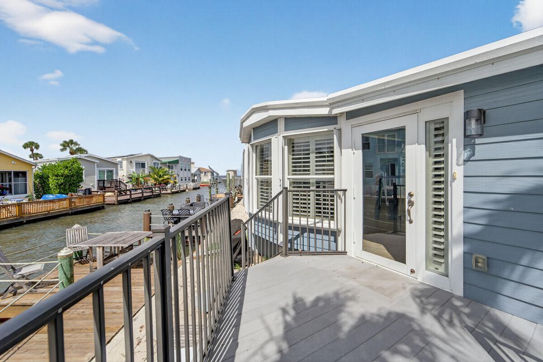 For Sale: $369,990 (1 beds, 2 baths, 671 Square Feet)