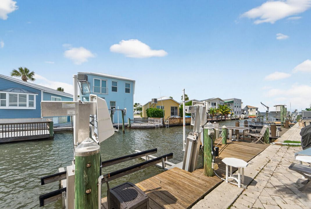 For Sale: $369,990 (1 beds, 2 baths, 671 Square Feet)