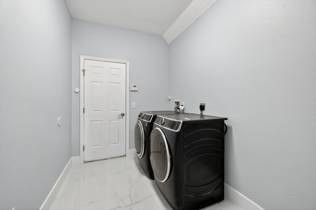 Под контрактом: $570,000 (5 спален, 3 ванн, 2889 Квадратных фут)