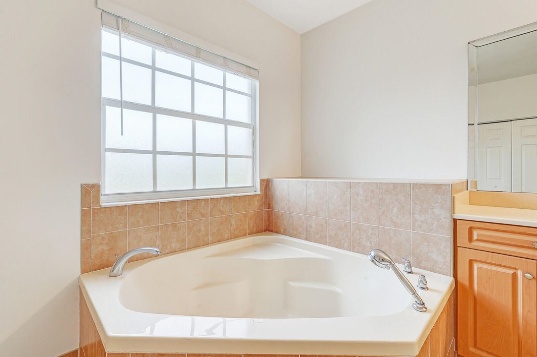 En Venta: $1,175,000 (5 camas, 4 baños, 3694 Pies cuadrados)