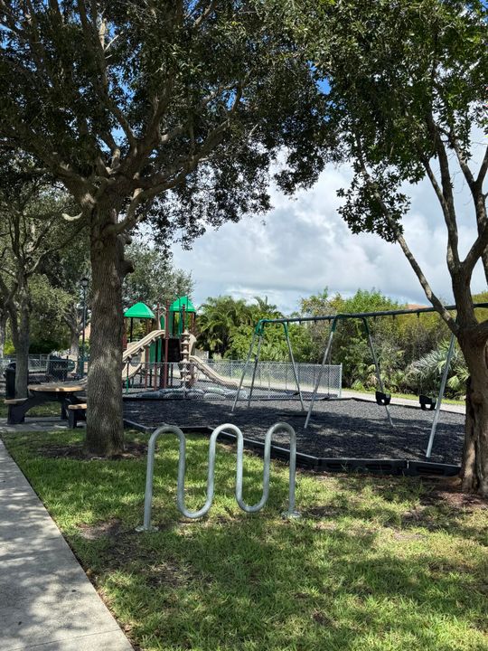 Activo con contrato: $750,000 (4 camas, 2 baños, 2225 Pies cuadrados)