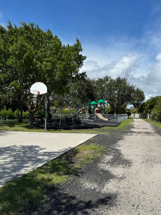 Activo con contrato: $750,000 (4 camas, 2 baños, 2225 Pies cuadrados)