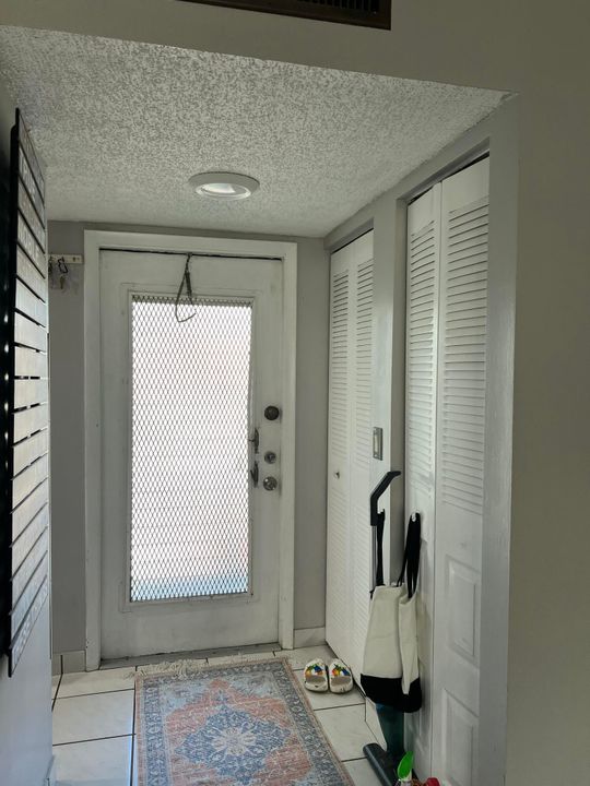 Active With Contract: $1,700 (2 beds, 2 baths, 1000 Square Feet)