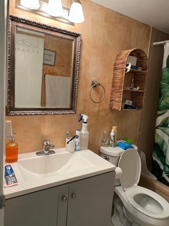 Active With Contract: $1,700 (2 beds, 2 baths, 1000 Square Feet)