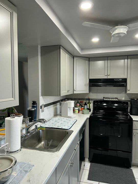 Active With Contract: $1,700 (2 beds, 2 baths, 1000 Square Feet)