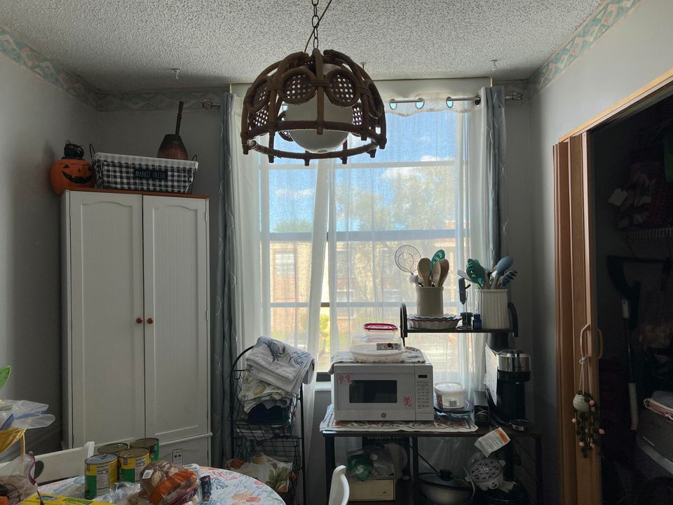 Active With Contract: $1,700 (2 beds, 2 baths, 1000 Square Feet)