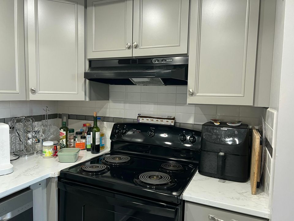 Active With Contract: $1,700 (2 beds, 2 baths, 1000 Square Feet)
