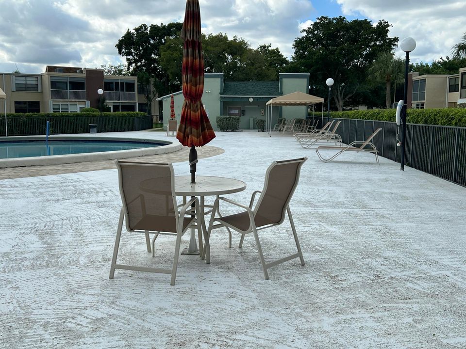 Active With Contract: $1,700 (2 beds, 2 baths, 1000 Square Feet)