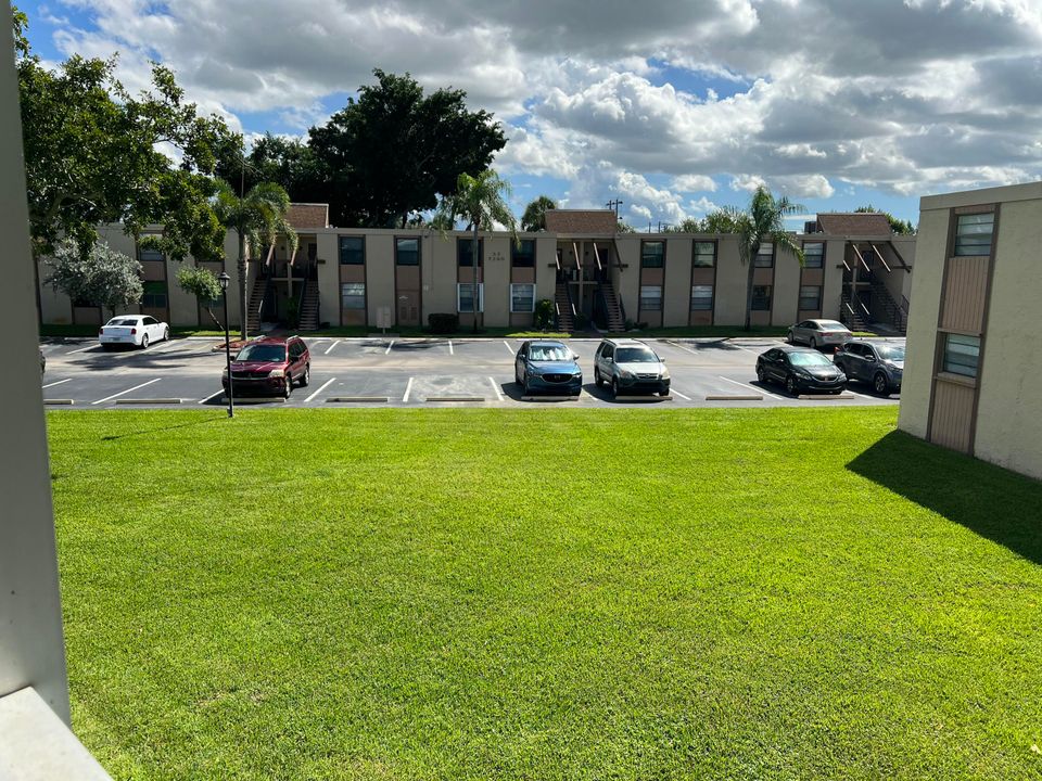 Active With Contract: $1,700 (2 beds, 2 baths, 1000 Square Feet)