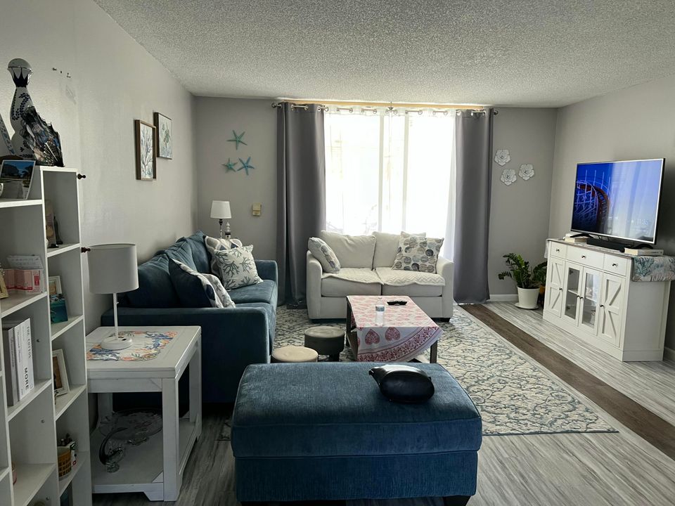 Active With Contract: $1,700 (2 beds, 2 baths, 1000 Square Feet)