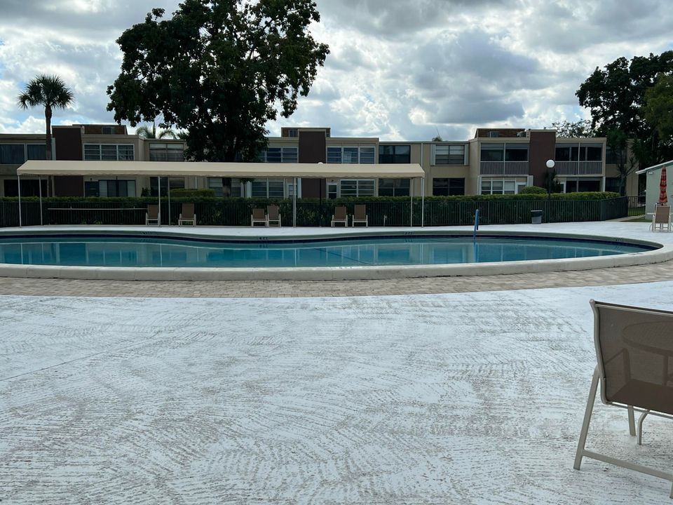 Active With Contract: $1,700 (2 beds, 2 baths, 1000 Square Feet)