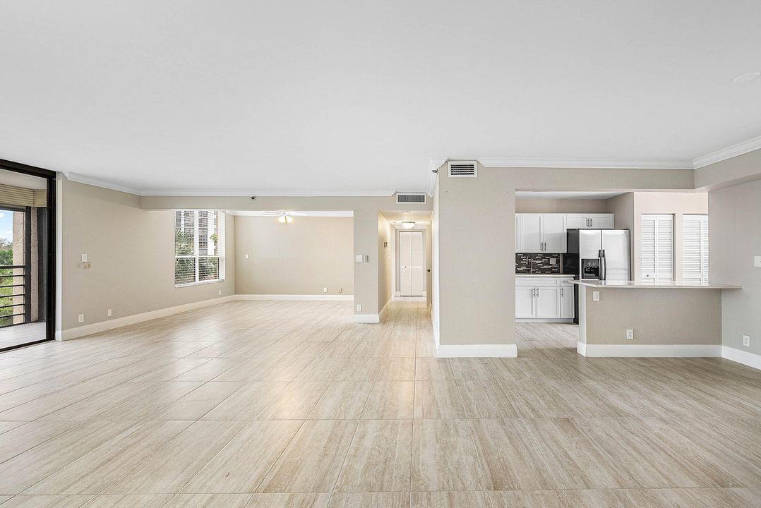 合同活跃: $399,900 (2 贝兹, 2 浴室, 1796 平方英尺)