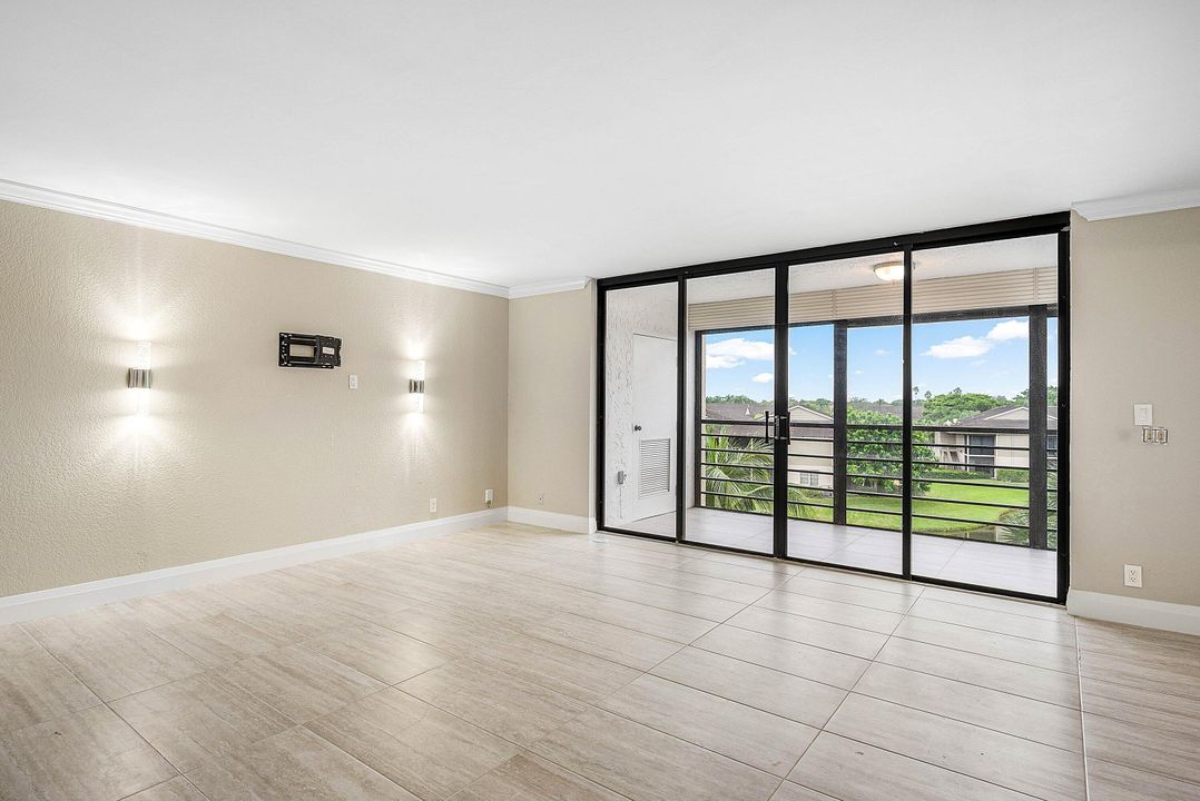 合同活跃: $399,900 (2 贝兹, 2 浴室, 1796 平方英尺)