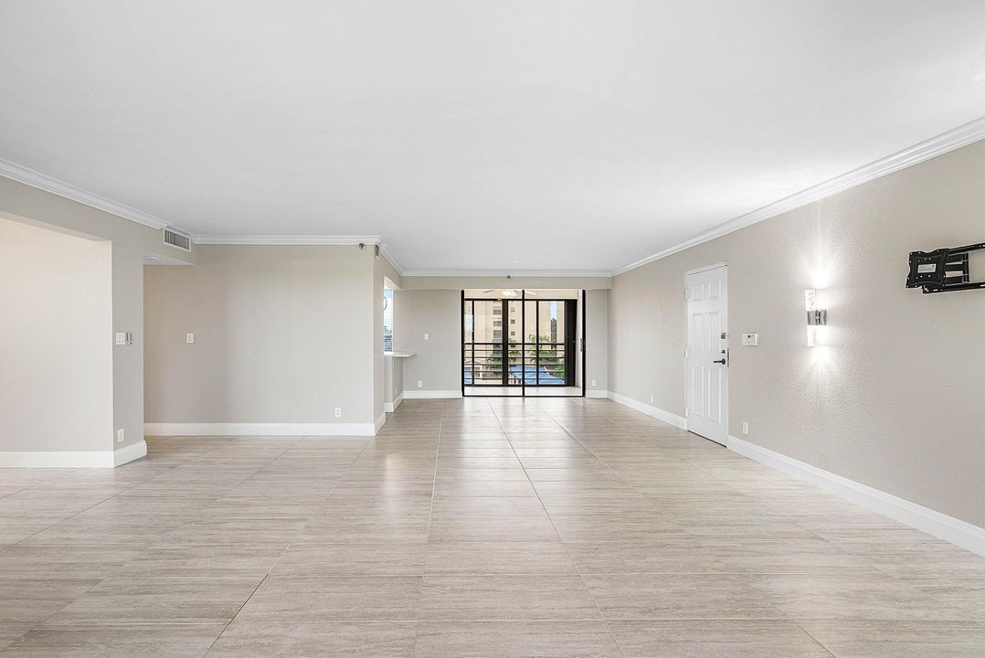 合同活跃: $399,900 (2 贝兹, 2 浴室, 1796 平方英尺)