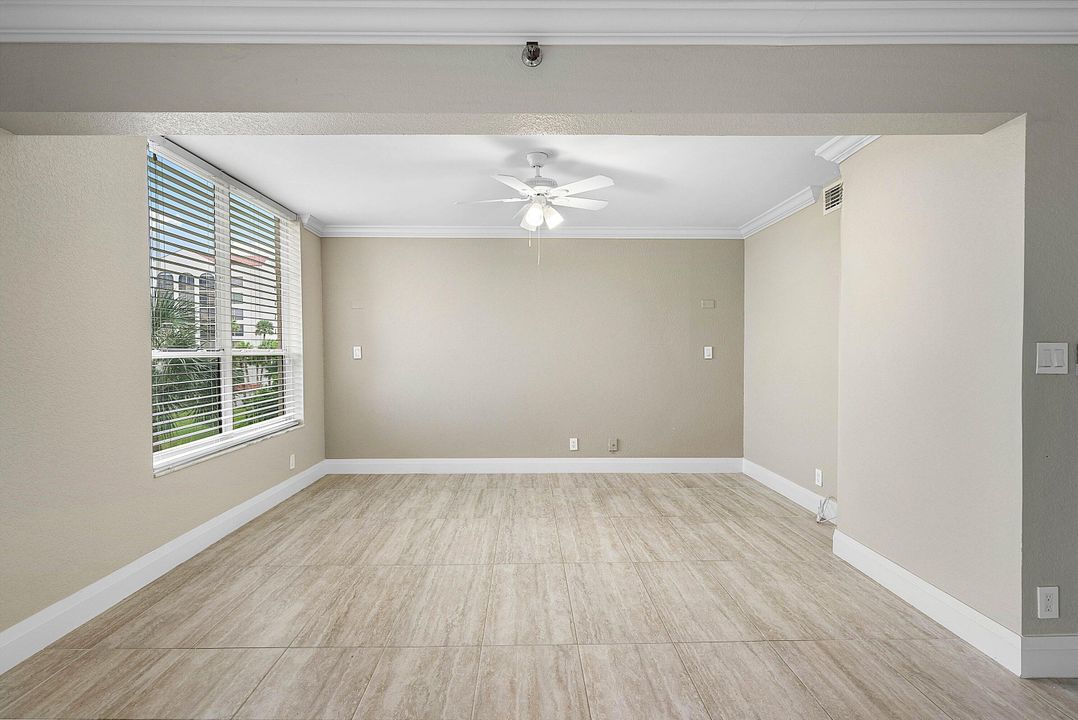 合同活跃: $399,900 (2 贝兹, 2 浴室, 1796 平方英尺)