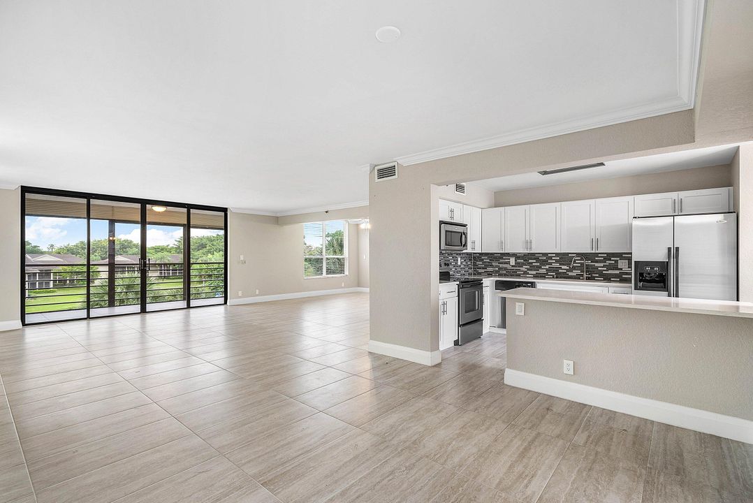 合同活跃: $399,900 (2 贝兹, 2 浴室, 1796 平方英尺)