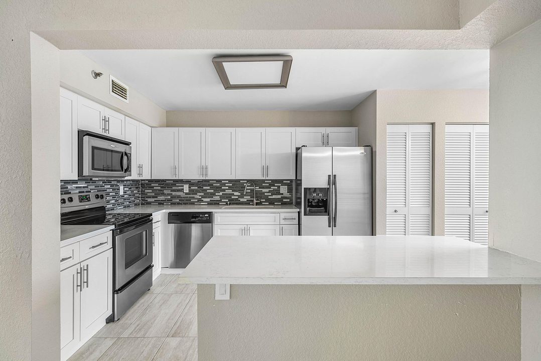 合同活跃: $399,900 (2 贝兹, 2 浴室, 1796 平方英尺)