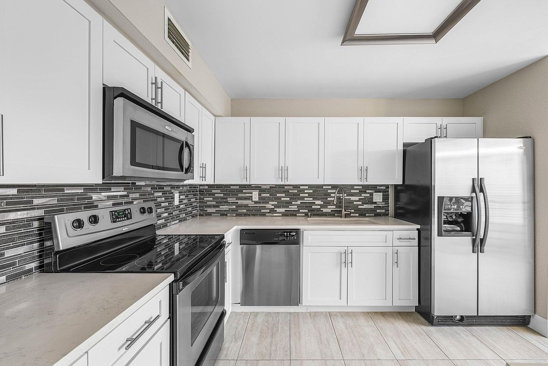 合同活跃: $399,900 (2 贝兹, 2 浴室, 1796 平方英尺)