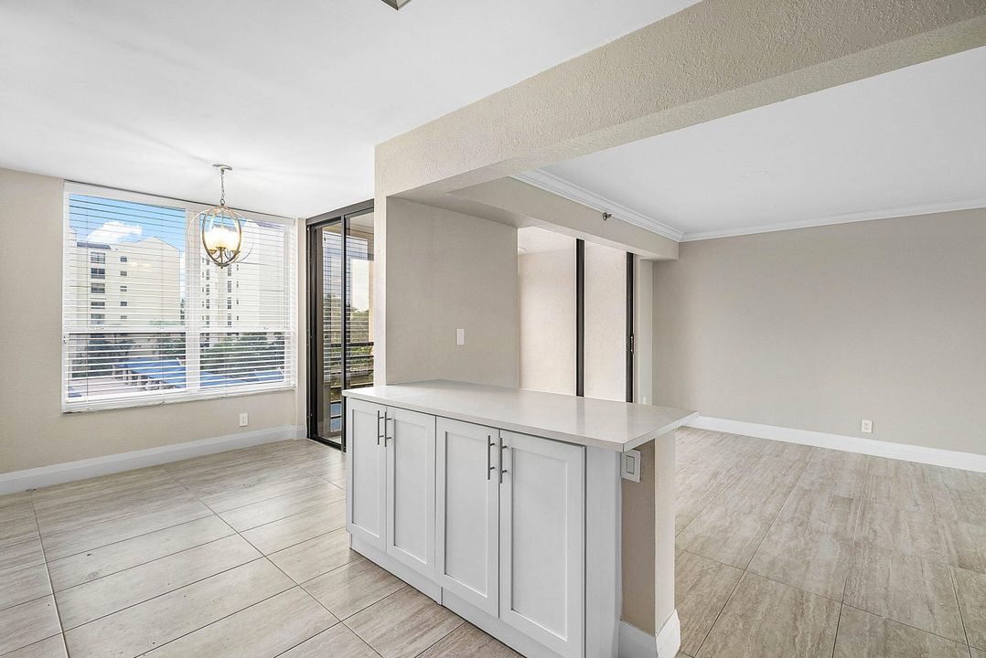 合同活跃: $399,900 (2 贝兹, 2 浴室, 1796 平方英尺)