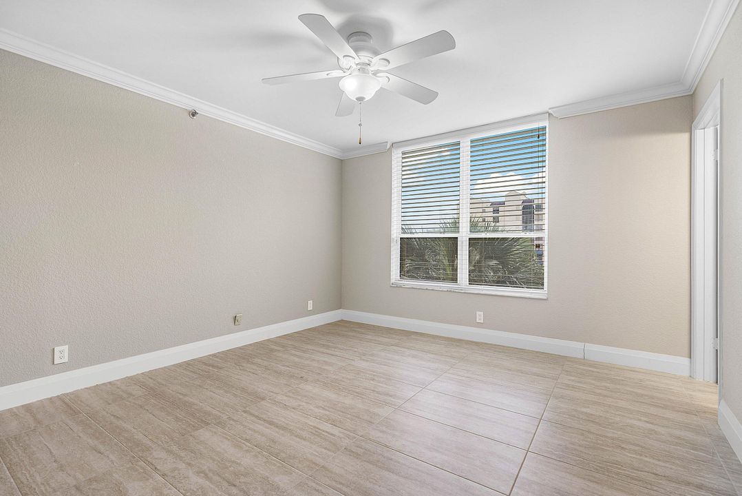 合同活跃: $399,900 (2 贝兹, 2 浴室, 1796 平方英尺)