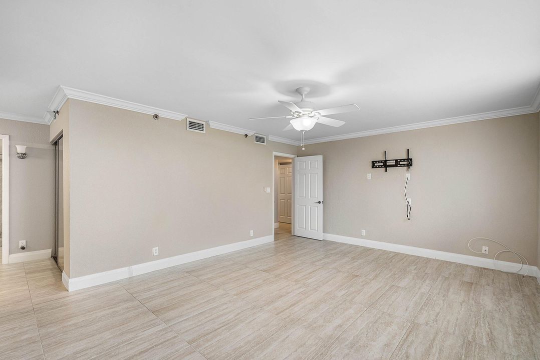 合同活跃: $399,900 (2 贝兹, 2 浴室, 1796 平方英尺)