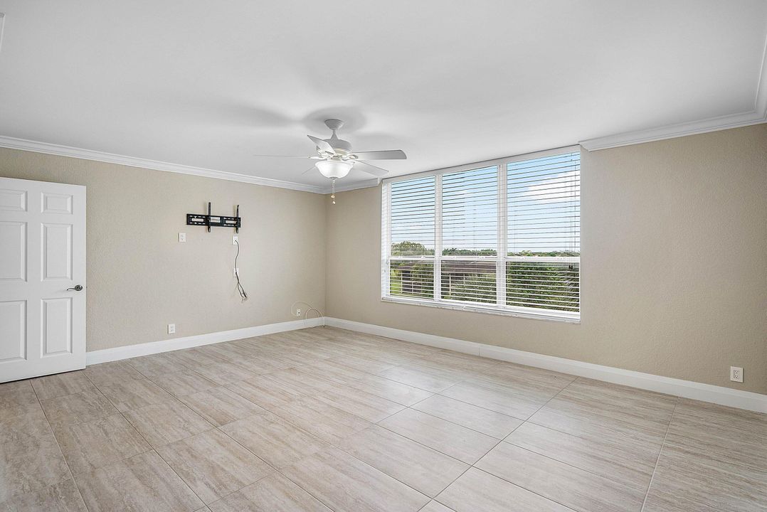 合同活跃: $399,900 (2 贝兹, 2 浴室, 1796 平方英尺)