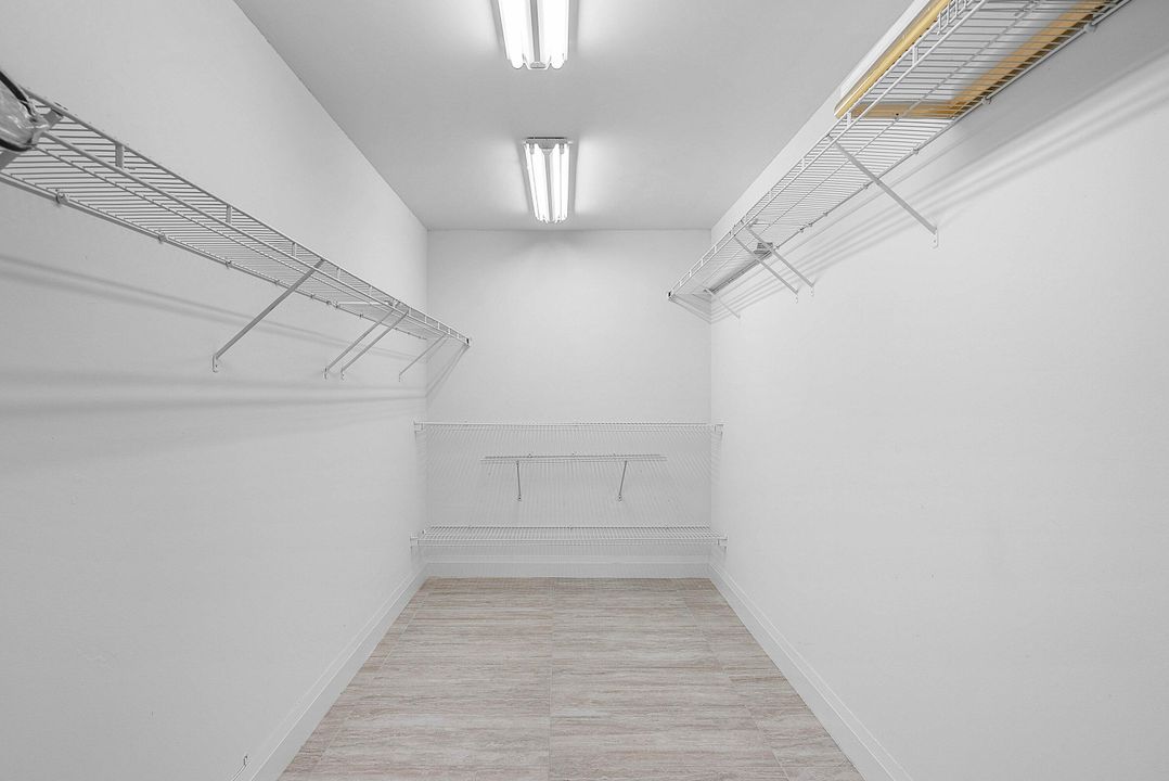 合同活跃: $399,900 (2 贝兹, 2 浴室, 1796 平方英尺)