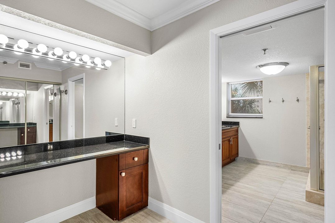 合同活跃: $399,900 (2 贝兹, 2 浴室, 1796 平方英尺)