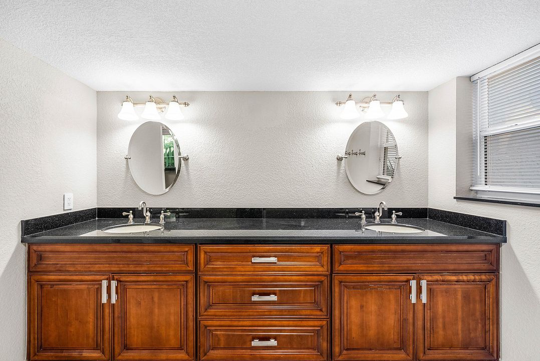 合同活跃: $399,900 (2 贝兹, 2 浴室, 1796 平方英尺)