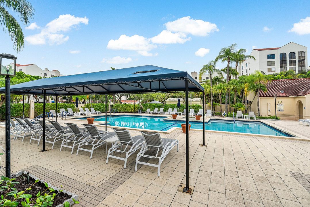 合同活跃: $399,900 (2 贝兹, 2 浴室, 1796 平方英尺)