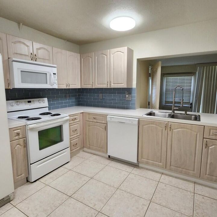 待售: $269,900 (2 贝兹, 2 浴室, 1240 平方英尺)