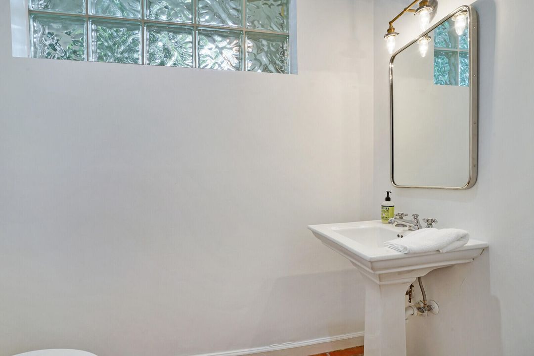 For Rent: $15,000 (3 beds, 2 baths, 2177 Square Feet)