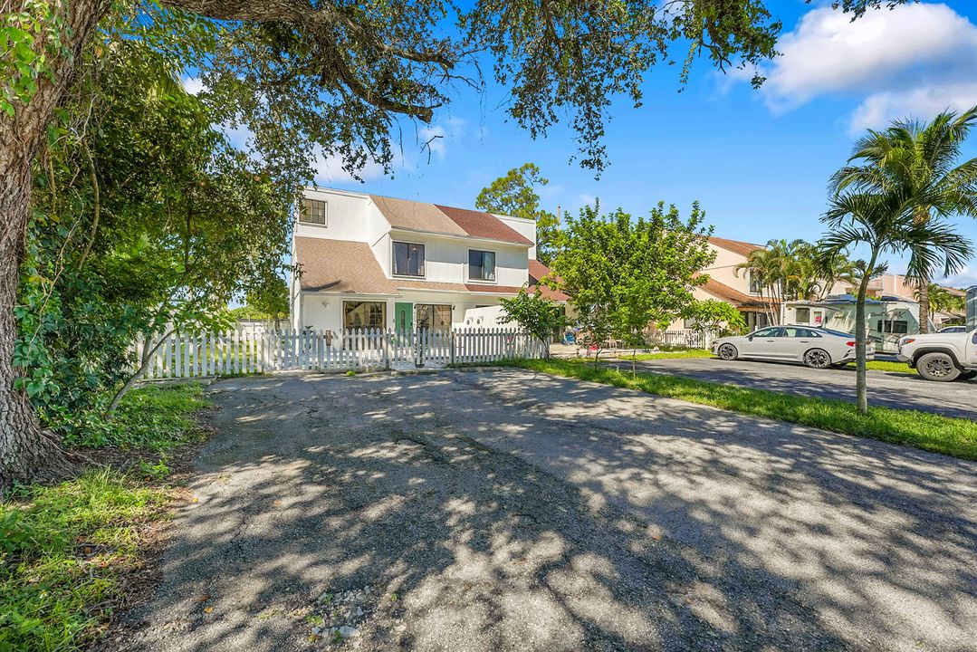 For Sale: $389,500 (3 beds, 2 baths, 1279 Square Feet)